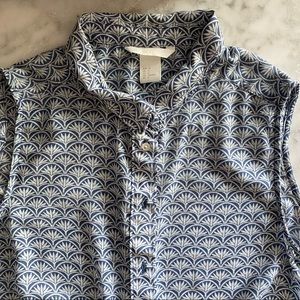 Size 8 H&M sleeveless collared button down with a super cute print like new